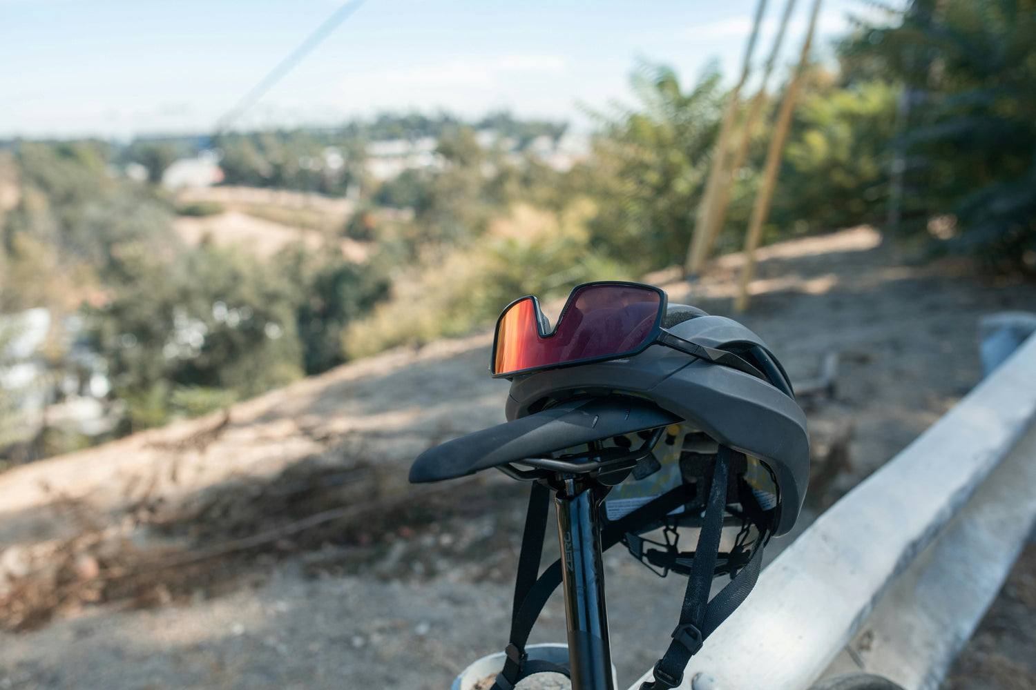 Ochelari de soare pentru ciclism, așezați pe ghidonul unei biciclete de cursă, oferind protecție completă.